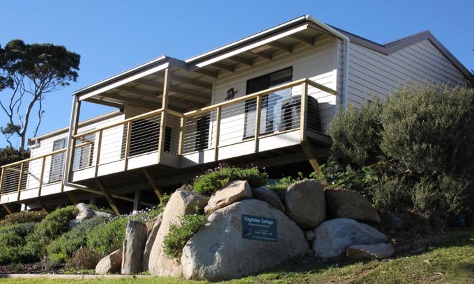 Binalong Bay Apartment | KINGFISHER COTTAGE Beachfront at the Binalong Bay