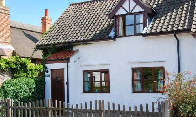 Hickling Cottage | KINGSLEY COTTAGE, pet friendly, character holiday cottage in Stalham