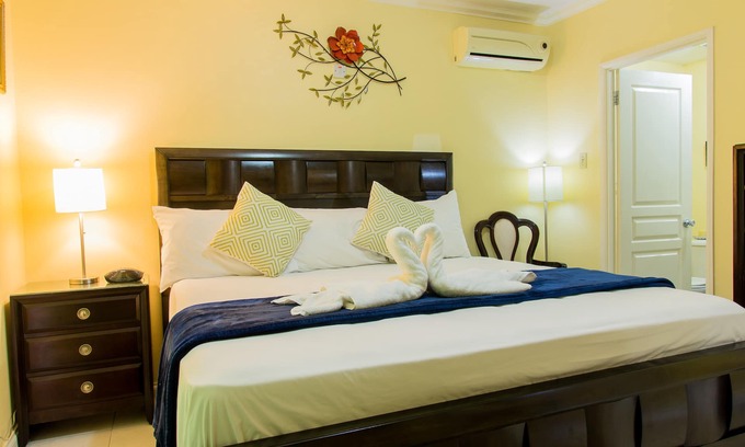 Kingston Apartment | Kingston Jamaica Vacation Rentals - Elegant City Condo