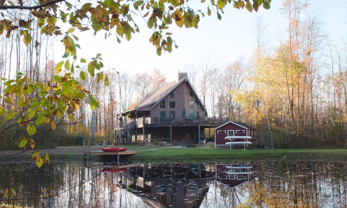 Kingsville Cabin | Kingsville Lodge Private Retreatnhot tub, pond, boats, gameroom, + more