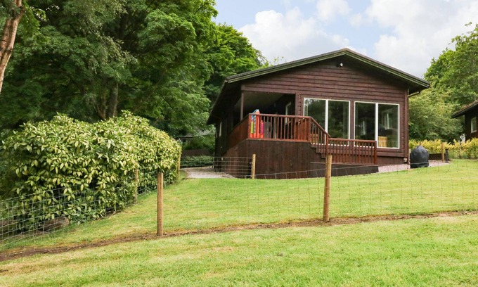 Horton Cottage | KIPLING LODGE, pet friendly, with hot tub in Rudyard