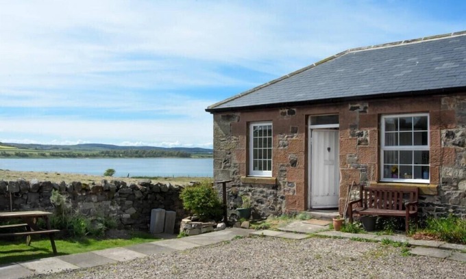 Bamburgh Cottage | KITTIWAKE COTTAGE, BUDLE BAY, romantic, with open fire in Bamburgh