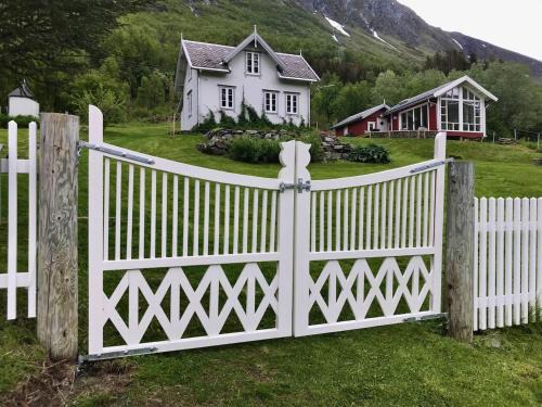 Lyngen House | Kjosen Lodge, Lyngen.