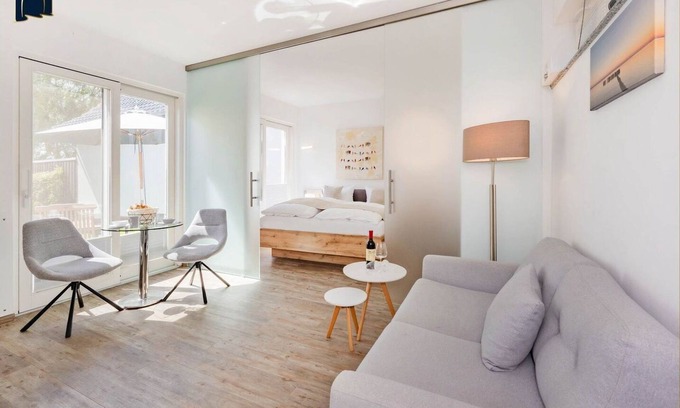 Ostvorpommern Apartment | Kleines Kuschelnest - Beautiful vacation apartment with lagoon view and terrace