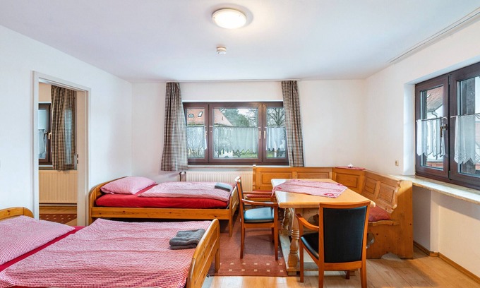 Munchen District Apartment | Knödelhof 'Appartement 8' with Shared Terrace and Wi-Fi