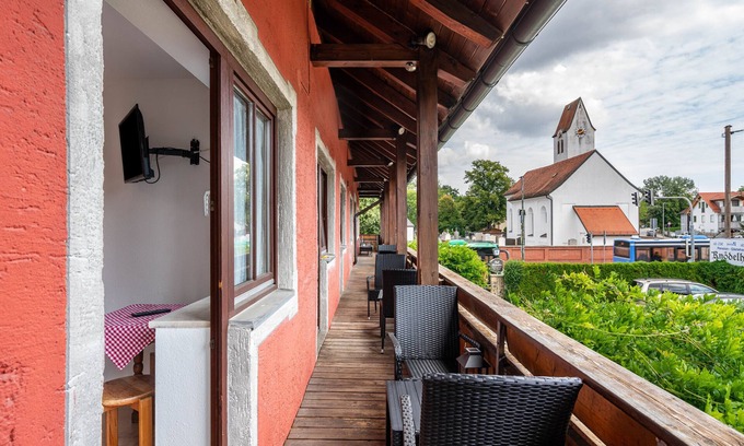 Munchen District Apartment | Knödelhof ‘Room 5’, 2-bed room with shared terrace, balcony and WLAN