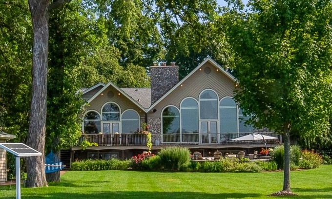 Oconomowoc House | Kohl Manor Luxury Lake 8-br exclusive retreat Pool, Cinema, Arcade on LacLaBelle
