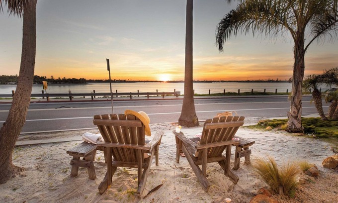 Crown Point Cottage | Kokomo by Avantstay Bayside Getaway w/Fire Pit, & Large Outdoor Patio