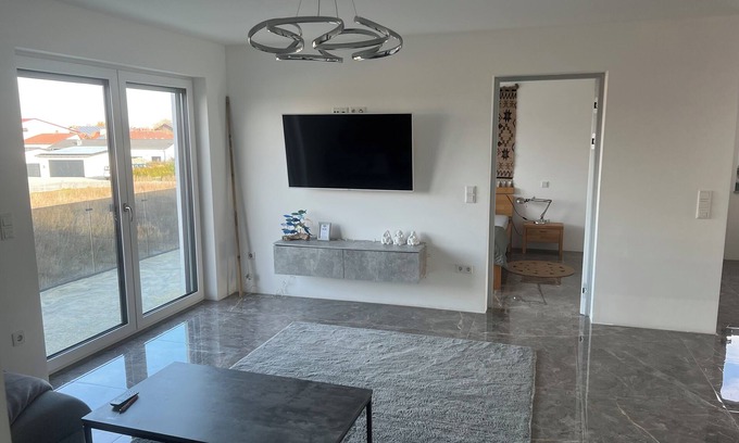 Wallersdorf Apartment | Komfortabe Moderne großräumige 3-Zimmer Wohnung (90m2) in Wallersdorf.