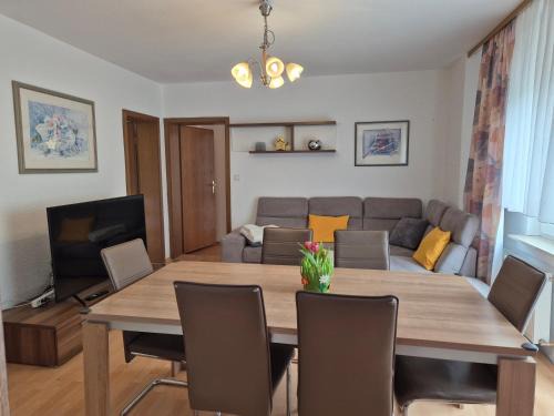 Madfeld Apartment | Komfortable 90 qm Ferienwohnung mit 3 Schlafzimmern Küche Balkon Wohnzimmer mit großem LED TV InternetWiFi Flatrate und Parkplatz inklusive in Brilon Madfeld