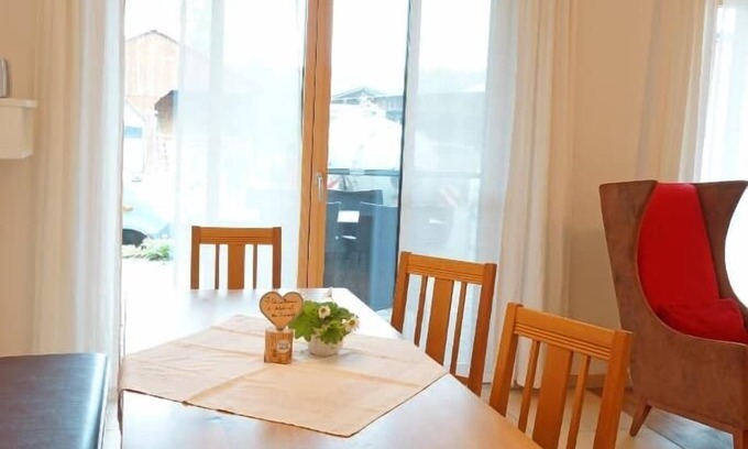 Burglengenfeld Apartment | Komfortable Ferienwohnung mit Terrasse und Abendsonne