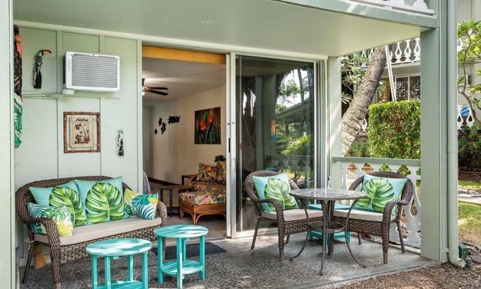 Historic Kailua Village Apartment | Kona Islander Hawaiian Style Poolside