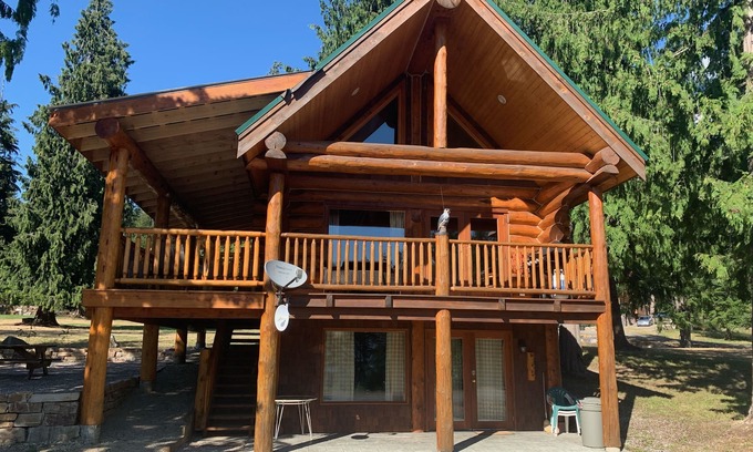 Central Kootenay Cabin | Kootenay Lake (Gray Creek, BC) - Log Home Cabin