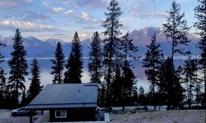 Central Kootenay Cabin | Kootenay Lake & Mountain Luxury Cabin. Stunning Views! Private Beach! Sleeps 2-6
