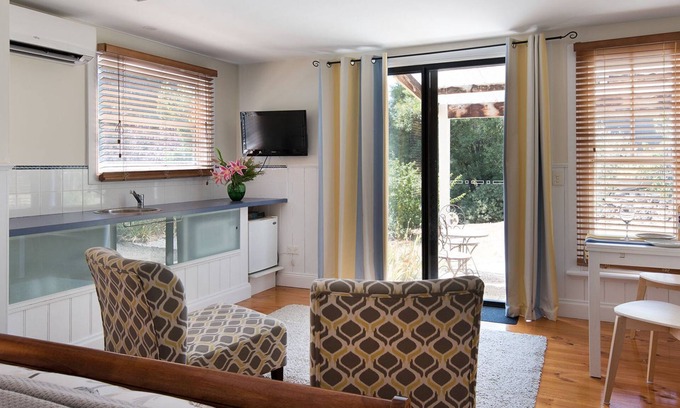 Hepburn Apartment | Koovelly Garden Studio- cosy retreat