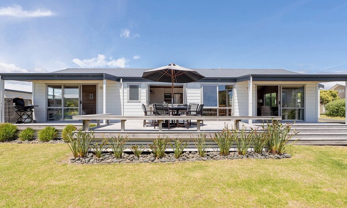Matarangi Cottage | Kowhai Retreat - Matarangi Holiday Home