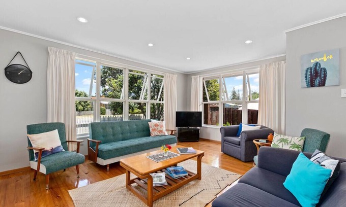 Ruakaka Cottage | Kulukulu - Ruakaka Holiday Home