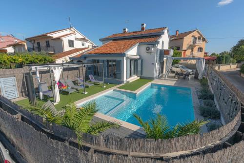 Valbandon House | Kuntrada 45 Holiday Home - Heated & Kids Pool