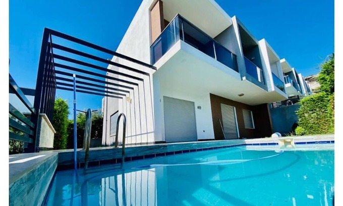 Kadnlar Denizi Mahallesi House | Kusadası'nda muhtesem havuzlu private villa ZETA B4