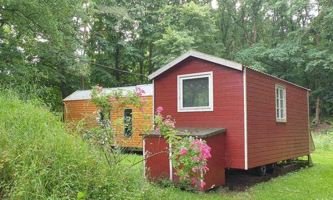 Nutteln Cabin | Kuscheliges Schwedenrotes Tinyhaus zur Idealen Auszeit in der Natur
