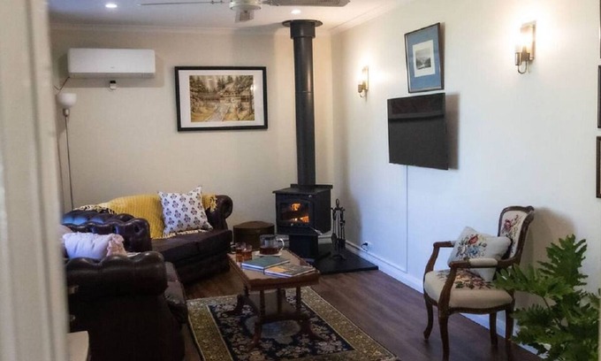 Crafers West House | KW Cottage: Adelaide Hills Cozy.