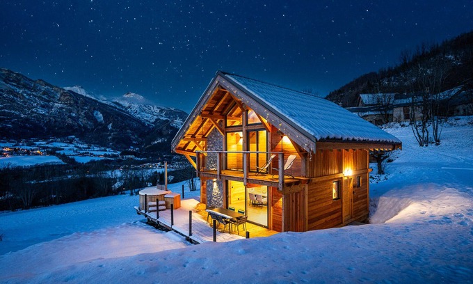 Saint-Jean-Saint-Nicolas Ski Chalet | L'érable Chalet 2 Chambres Pierres et Bois Avec Bain Nordique