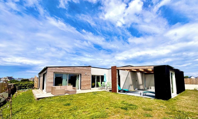 Plouescat Villa | L'A-bri Marin de Plouescat- villa with private swimming pool-Beach 200m away