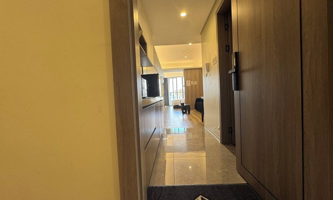 Tambo Apartment | L.CONDOTEL | Private Suite w/Balcony, TV & Fridge – Near MOA & Airport