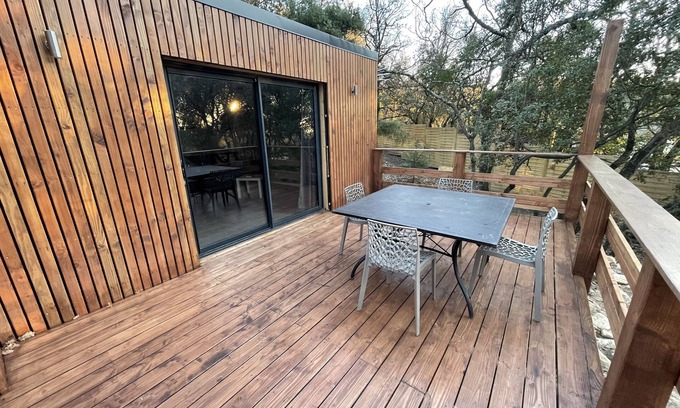 Uchaux Cottage | L'échapée belle is a wood-frame cottage in the heart of the forest.