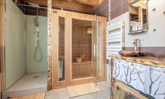 Le Noyer House | L'INSTANT PRESENT - THE WALNUT TREE