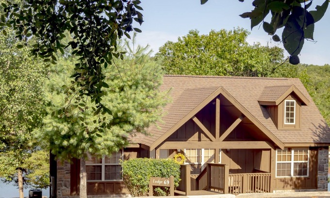 Reeds Spring Cabin | L069, Lakeside Delight 2Br Lakefront Cabin
