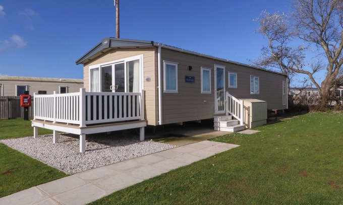 Towyn Cottage | L1 FARMER, pet friendly, with pool in Towyn
