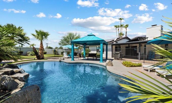 Paradise Manor House | L2 EV, 5Br 3Ba, 2 Master Suites, Split Floorplan, Heated Pool on Large Lot