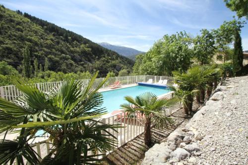 Plaisians House | LA BAPTISTINE FACE AU VENTOUX la Clue