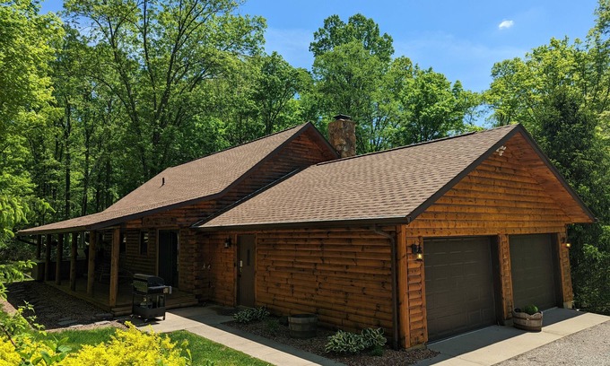 Laurelville Cabin | La Bellota Cabin - Secluded, Hot Tub, Sauna, Game Room, Massage Chair
