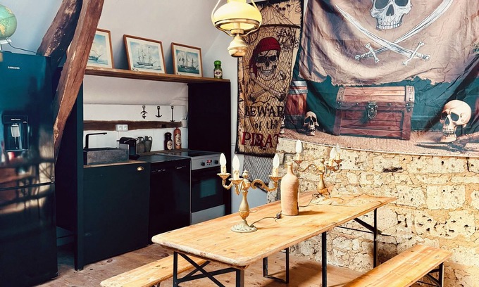 Montreuil-sur-Therain House | La cachette des pirates/unusual accommodation Jacuzzi, movies and popcorn!
