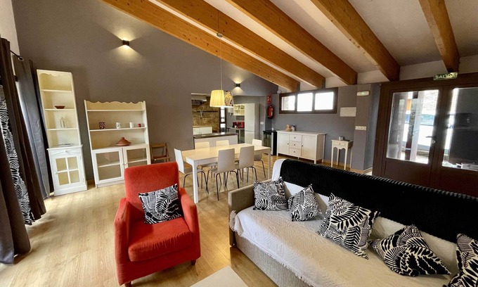 Madarcos House | La Casa del Baile es Casa Encantadora de Estilo Moderno y Amplios Espacios