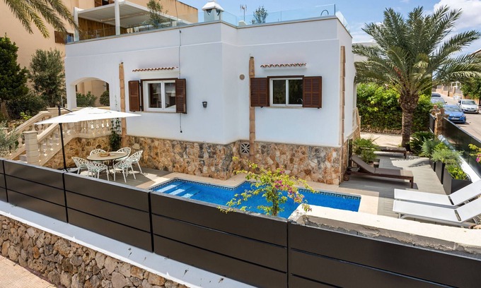Cala Santany Ski Chalet | La Casa Escaniana Cozy Holiday house with a Heated Pool, Only 200 m from the Beach in Cala Santanyi