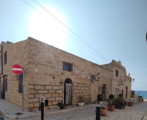 Terrasini House | La casa nella roccia