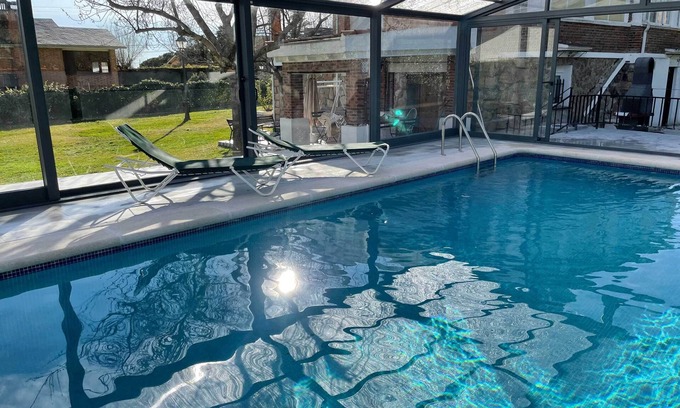 La Cabrera Ski Chalet | La Casa Pico de la Miel Incluye Piscina Privada de Agua Salada de 8 x 4 con Espectaculares Vistas