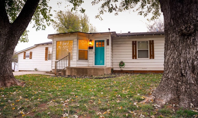 Guthrie House | La Casa Zia - cozy home within walking distance of historic downtown Guthrie.