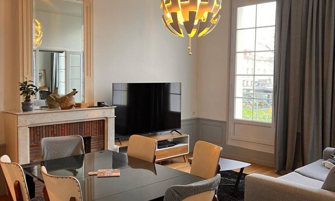 Rochefort Apartment | La Colbertine - Appart Cosy Ultra Équipé @ Place Mythique de Sœurs Jumelles