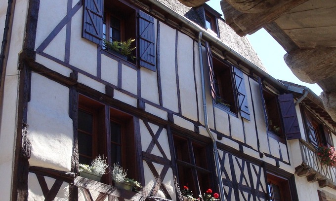 Beaulieu-sur-Dordogne Apartment | La Correze, charming apt. centre of medieval village walk to the river