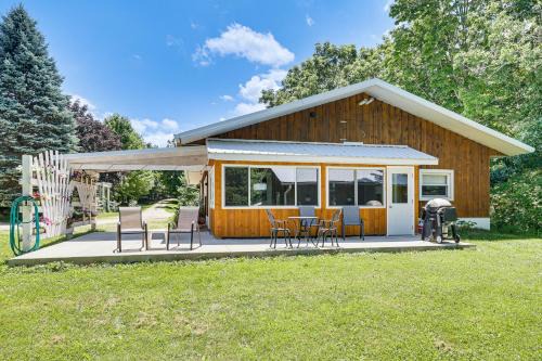 Mindoro House | La Crescent Cottage on Minnesota Bluffs with View!