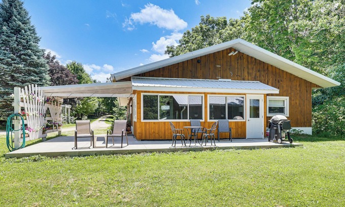 Mindoro Cottage | La Crescent Cottage on Minnesota Bluffs w/View!