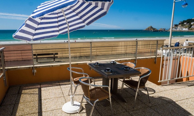 Pleneuf-Val-Andre Apartment | La Digue - Appartement et terrasse vue mer - accès direct à la plage