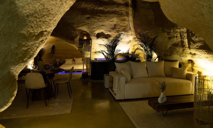 Doue-la-Fontaine Apartment | La falaise perdue : Suite troglodyte grandiose