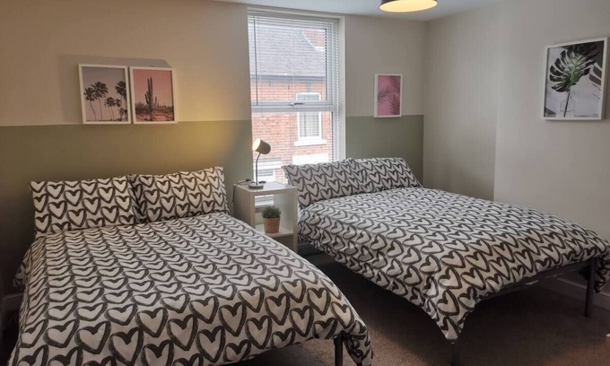 Derby House | La La Land Derby 4 bedrooms townhouse near Pride Park