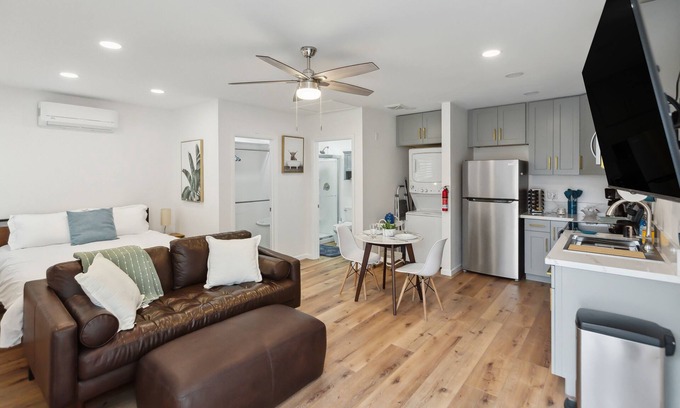 Reseda Apartment | La living bungalow with patio.