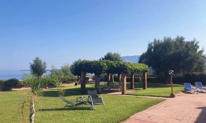 Trappeto Villa | La Magnolia Villa Residence & Rooms/Palermo seafront villa